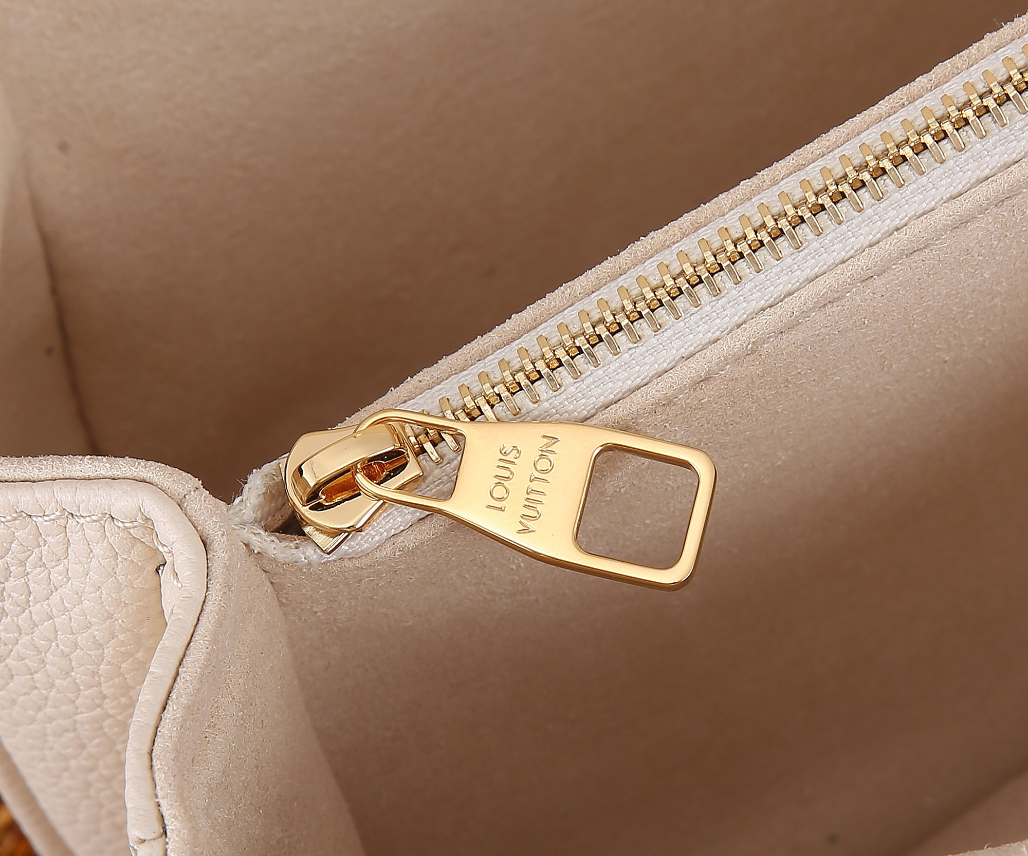 LV Pochette Métis East West M22942 21.5 x 13.5 x 6 cm