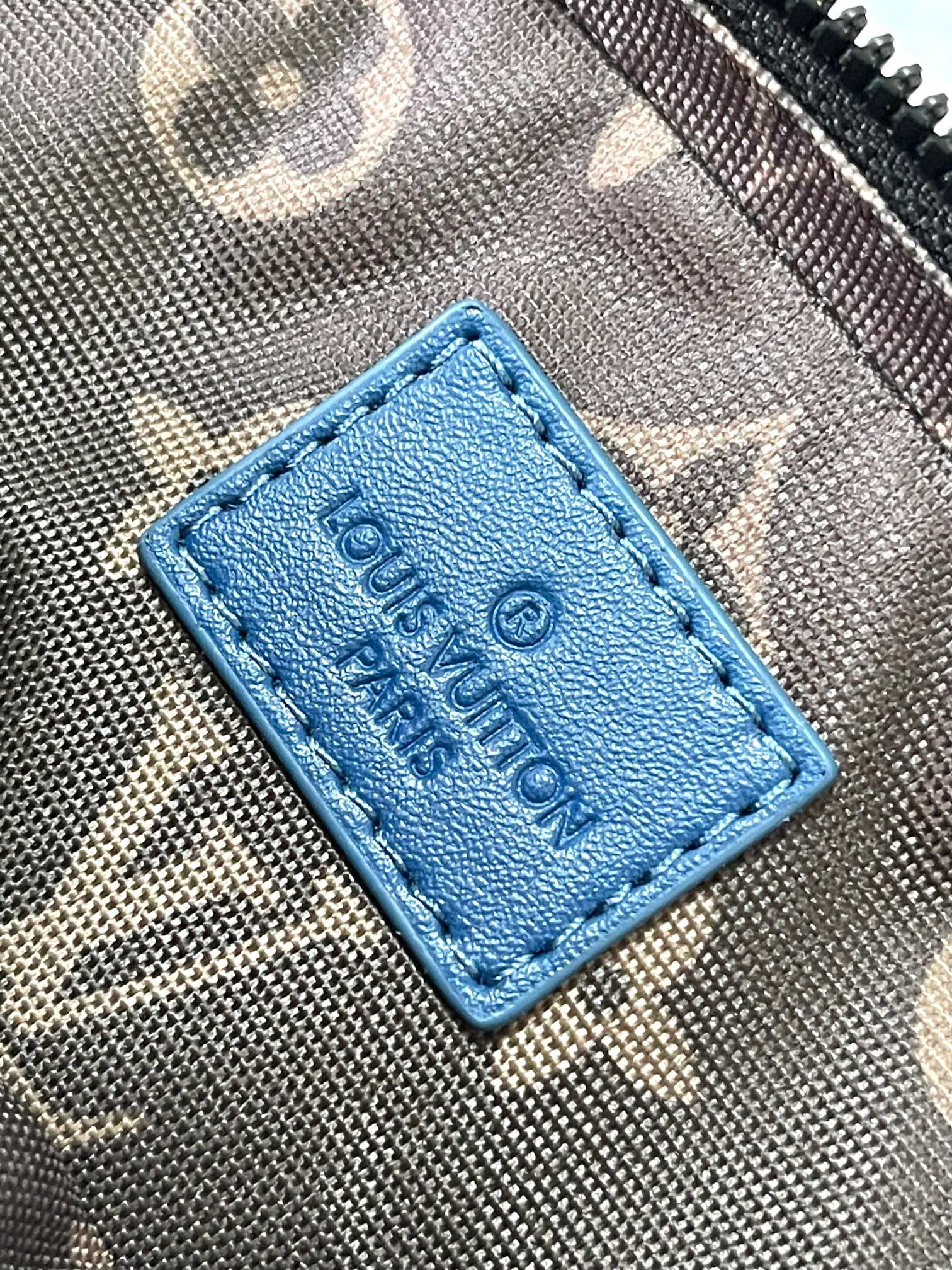 LV M82801 Alpha Messenger 9.4 x 6.3 x 3.1 inches