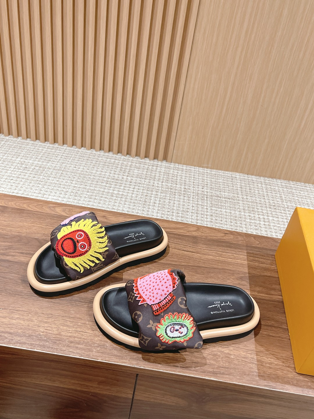 UA LV Pool Pillow Flat Comfort Mule